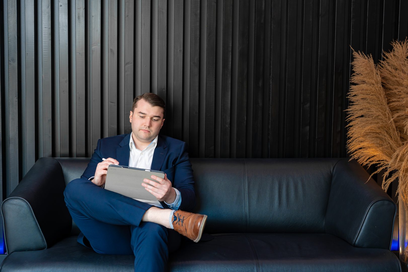 Jakob Sebov arbeitet entspannt am Tablet